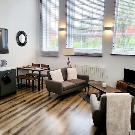 Burkhardt Hall- Parking Included- Sleeps 4 Appartement Swindon Buitenkant foto