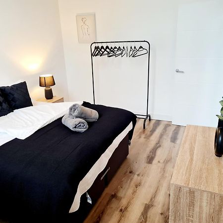 Burkhardt Hall- Parking Included- Sleeps 4 Appartement Swindon Buitenkant foto