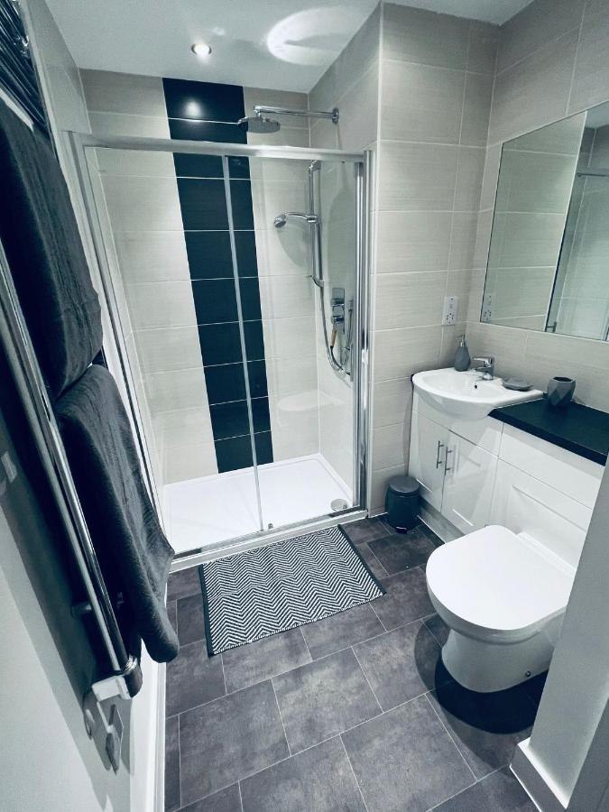 Burkhardt Hall- Parking Included- Sleeps 4 Appartement Swindon Buitenkant foto