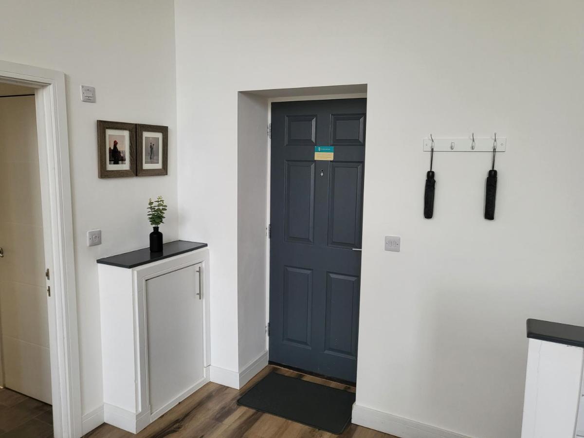 Burkhardt Hall- Parking Included- Sleeps 4 Appartement Swindon Buitenkant foto