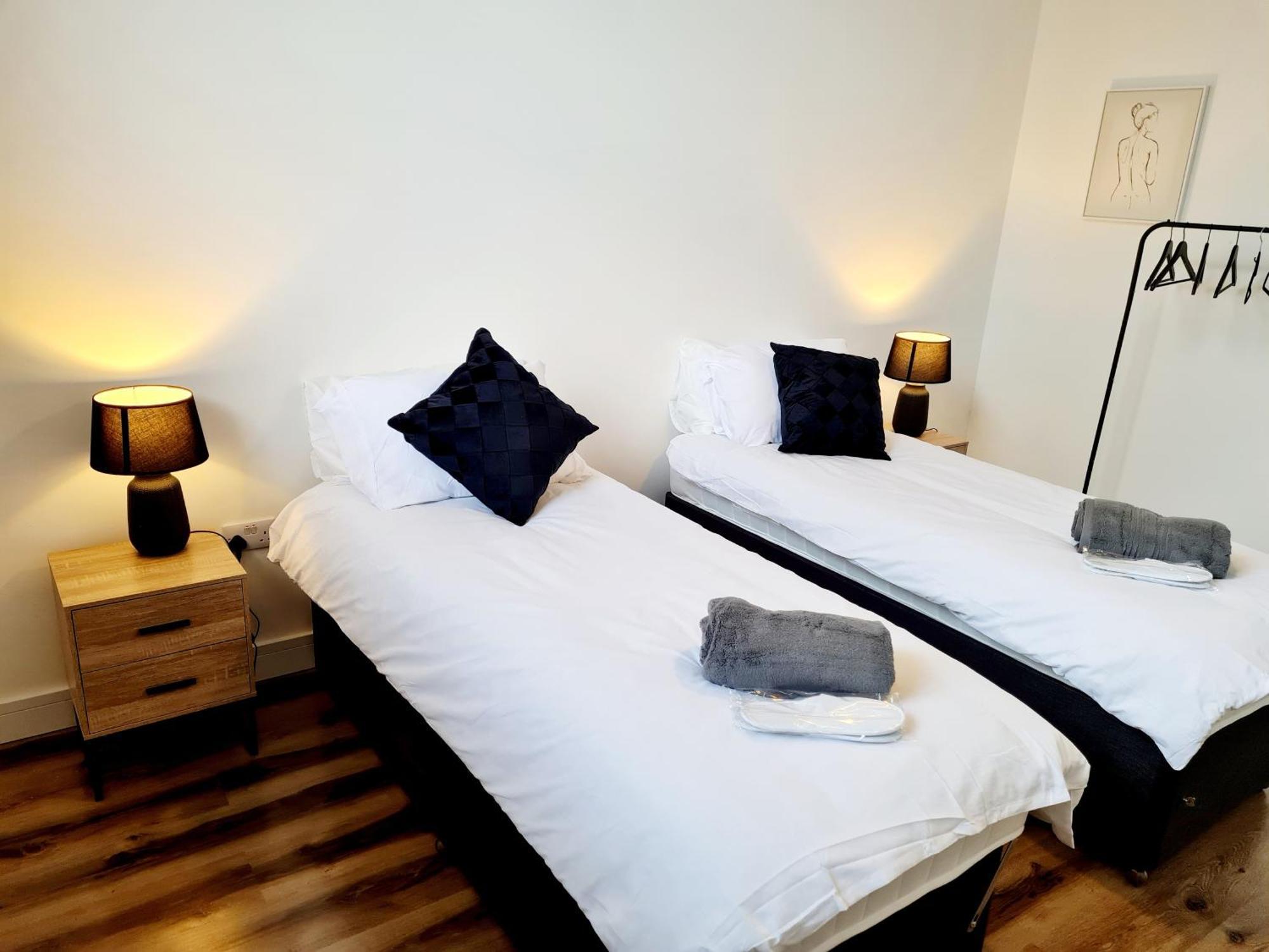 Burkhardt Hall- Parking Included- Sleeps 4 Appartement Swindon Buitenkant foto