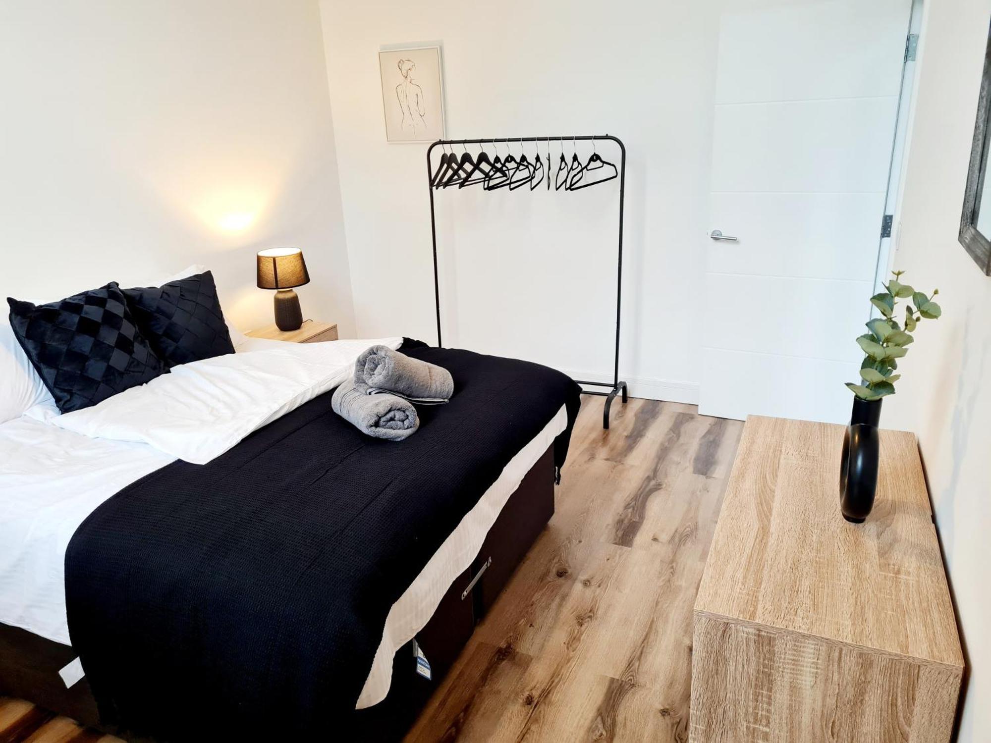 Burkhardt Hall- Parking Included- Sleeps 4 Appartement Swindon Buitenkant foto